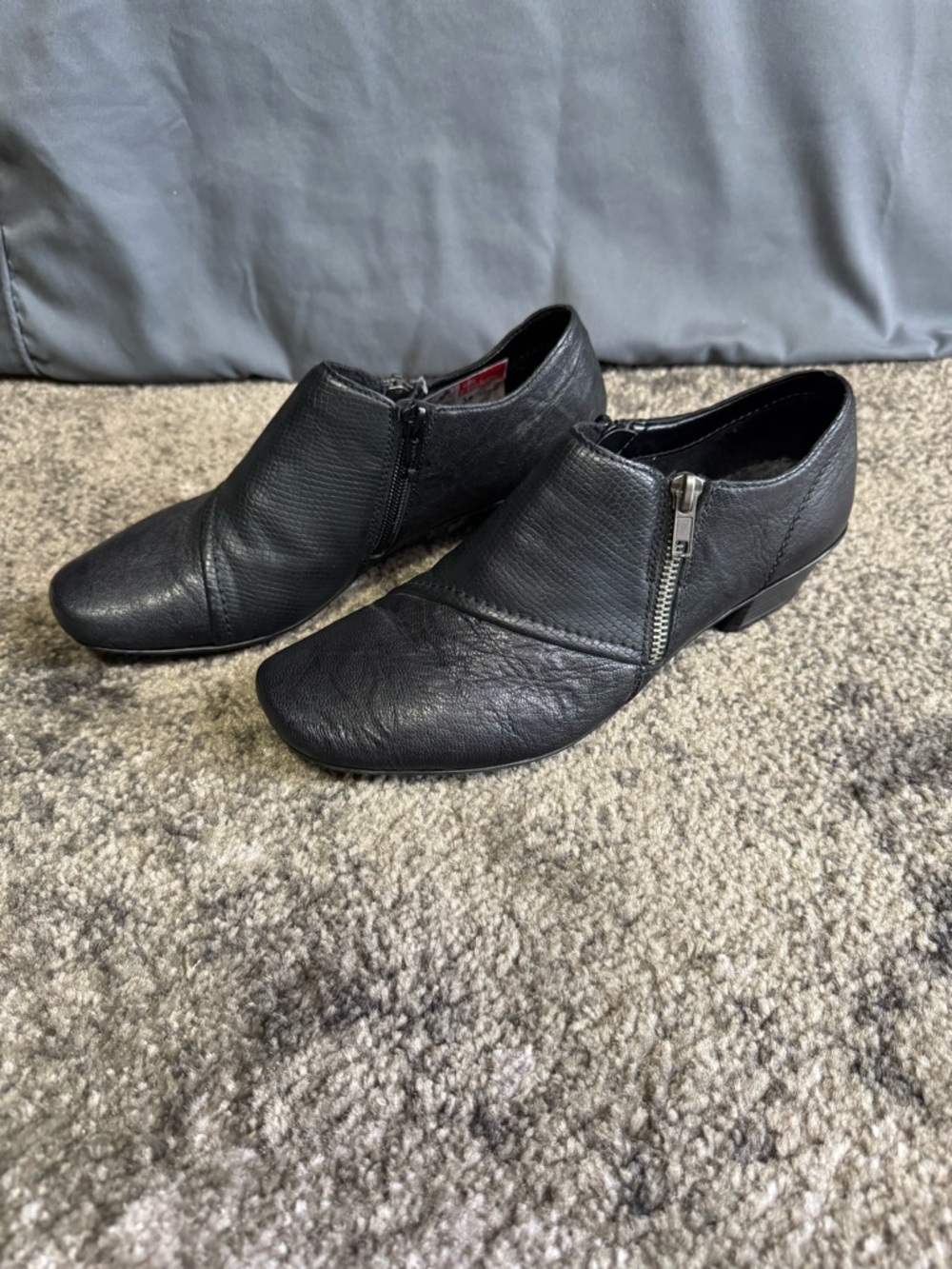 NWOB Rieker Black Leather Zip-Accent Slip-On shoes - size 38